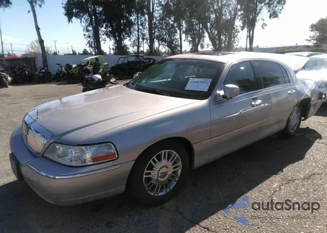 2006 Lincoln Town Car Signature Limited from USA, damaged, VIN 1LNHM82W76Y619191